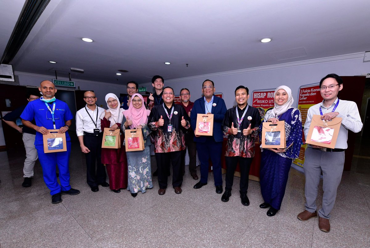 ukm_my's tweet photo. 𝐇𝐂𝐓𝐌 𝐝𝐚𝐧 𝐅𝐚𝐤𝐮𝐥𝐭𝐢 𝐏𝐞𝐫𝐮𝐛𝐚𝐭𝐚𝐧 𝐓𝐮𝐛𝐮𝐡𝐤𝐚𝐧 𝐔𝐊𝐌 𝐇𝐞𝐚𝐝 & 𝐍𝐞𝐜𝐤 𝐎𝐧𝐜𝐨𝐬𝐮𝐫𝐠𝐞𝐫𝐲 𝐚𝐧𝐝 𝐑𝐞𝐜𝐨𝐧𝐬𝐭𝐫𝐮𝐜𝐭𝐢𝐯𝐞 𝐓𝐞𝐚𝐦

Hospital Canselor Tuanku Muhriz (HCTM) dan Fakulti Perubatan UKM terus mengukuhkan peranannya sebagai pusat rujukan rawatan kanser menerusi penubuhan UKM Head & Neck Oncosurgery and Reconstructive Team. 

Penubuhan pusat rujukan ini adalah bersempena Sambutan Hari Kanser Kepala dan Leher Sedunia 2026, yang dilancarkan oleh Pengarah HCTM, Dato' Dr. Azmi Baharudin.

UKM Head & Neck Oncosurgery and Reconstructive Team dijangka memperkukuh lagi keupayaan HCTM dalam menyediakan rawatan pembedahan kanser kepala dan leher yang kompleks melalui kolaborasi pelbagai disiplin, penyelidikan dan inovasi, sekali gus memperluas akses pesakit kepada rawatan yang lebih komprehensif dan berkualiti.

Menurut Dato' Dr. Azmi, penubuhan pasukan multidisiplin itu merupakan satu langkah strategik dalam memperkasakan perkhidmatan rawatan kanser kepala dan leher di HCTM. 

Pasukan tersebut menggabungkan kepakaran dalam pembedahan kanser kepala dan leher serta pembedahan rekonstruktif bagi menyediakan rawatan yang lebih menyeluruh, termasuk memulihkan fungsi penting seperti bertutur, makan dan bernafas, sekali gus membantu meningkatkan kualiti hidup pesakit.

Menurut data GLOBOCAN 2025, dianggarkan 900,000 kes baharu kanser kepala dan leher direkodkan setiap tahun di seluruh dunia dengan 424,000 kematian. Di Malaysia, kanser nasofaring merupakan kanser keempat paling lazim dalam kalangan lelaki, namun majoriti pesakit masih mendapatkan rawatan apabila penyakit telah berada pada tahap lanjut.

Pada majlis ini juga diadakan sesi perkongsian inspirasi bersama tiga bekas pesakit kanser kepala dan leher yang berkongsi pengalaman menjalani rawatan serta prosedur pembedahan di HCTM. 

Perkongsian mereka memberi gambaran sebenar tentang cabaran yang dihadapi sepanjang proses rawatan, di samping menjadi inspirasi kepada masyarakat mengenai kepentingan pengesanan awal, rawatan yang tepat dan sokongan berterusan.

#Tekad57 
#UniversitiKebangsaanMalaysia
#ImanIlmuAmal
#UKM
#UKMSharing