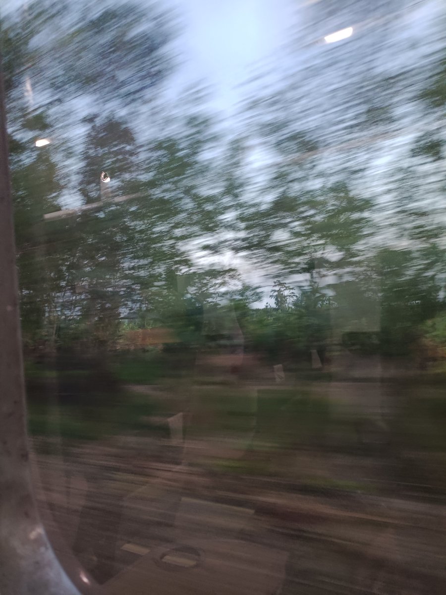 _Li2H5's tweet photo. We used to exchange photos all the time. You showed me the blue sea from your train, and I replied with the green mountains from mine. Hours felt like minutes; distance didn't exist. But now, the sea vs. mountain debate is over. https://t.co/v8v7DjKEcA