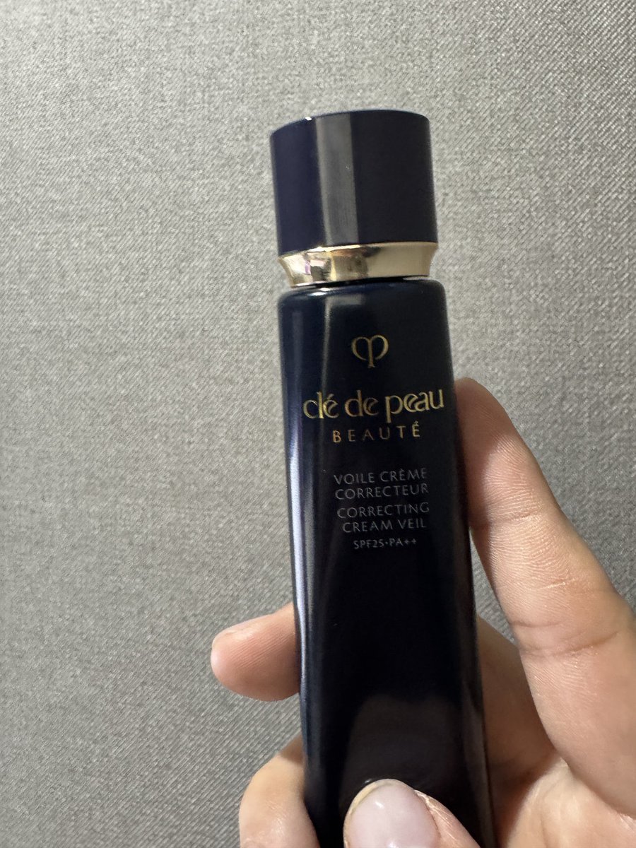 growluxe's tweet photo. 🧴 デパコス逸品を語る 第7回 復刻版 ✨
（48歳リアル肌で心底推せる神定番を、改めてじっくり語ります）
クレ・ド・ポー ボーテ ヴォワールコレクチュール n
〜くすみを消し、ワントーン明るい「素肌のような輝き」を叶える神下地〜

クレドポーの化粧下地の中でも、特に「肌の乱れとくすみ補正」に特化した名品。
スキンイルミネイターとライトエンパワリングエンハンサーの技術で、塗った瞬間から肌表面を整え、ワントーン明るく、きめ細かく輝く仕上がりにしてくれます。
SPF25・PA++付きで日常紫外線対策も兼ねつつ、スキンケアクリームのような上質な使用感が本当に気持ちいい一本。私の朝メイクの必須アイテムです👀

実際の使用感（48歳肌リアルレビュー）
• クリーム状で伸びが良く、肌に溶け込むように馴染む。ベタつきゼロで、厚塗り感が一切出ない。
（ただ真夏は辛いかも。ヴォワールマティフィアンリサンを別途紹介します！）
• くすみ・赤み・毛穴のざらつきを自然に補正しつつ、ワントーン明るい透明感のある肌に。減量後の敏感寄り肌でも刺激なく、ツヤだけをきれいに引き出してくれる。
• 後続のファンデーションのノリと持ちが格段に良くなり、日中のヨレ・テカリを防いでくれる。朝の時短でも仕上がりが安定。
• 香りは天然ローズオイルなどを調香した上品なフローラル。つけた瞬間から気分が上がるのも高ポイント。
• 少量（パール大〜）で顔全体に広げ、特にくすみが気になる部分に軽く重ねると完璧。

主な特徴・成分（概略）
• スキンイルミネイター：肌の知性に着目した独自成分で、日中の乾燥を防ぎながら輝きをサポート
• ライトエンパワリングエンハンサー：肌表面の乱れを補正し、美しい素肌のような仕上がりを高める技術
• SPF25・PA++で日常紫外線対策
低刺激寄りで、乾燥肌・敏感肌・混合肌まで幅広く対応しやすい処方。

価格帯：40g 税込8,250円

デパートカウンターでテスターをぜひ。
デパコス下地を本気で極めたい40代肌にこそおすすめの「くすみレス・輝き補正の神下地」。
私の肌質激変ルーティンでも、朝の仕上げを一気に格上げしてくれる一本です🫶
皆さんの推し化粧下地やクレドポー体験談もぜひ教えてください！
#デパコス #クレドポーボーテ #ヴォワールコレクチュールn #化粧下地 #一軍コスメ #40代美容 #デパコス逸品を語る #growluxe