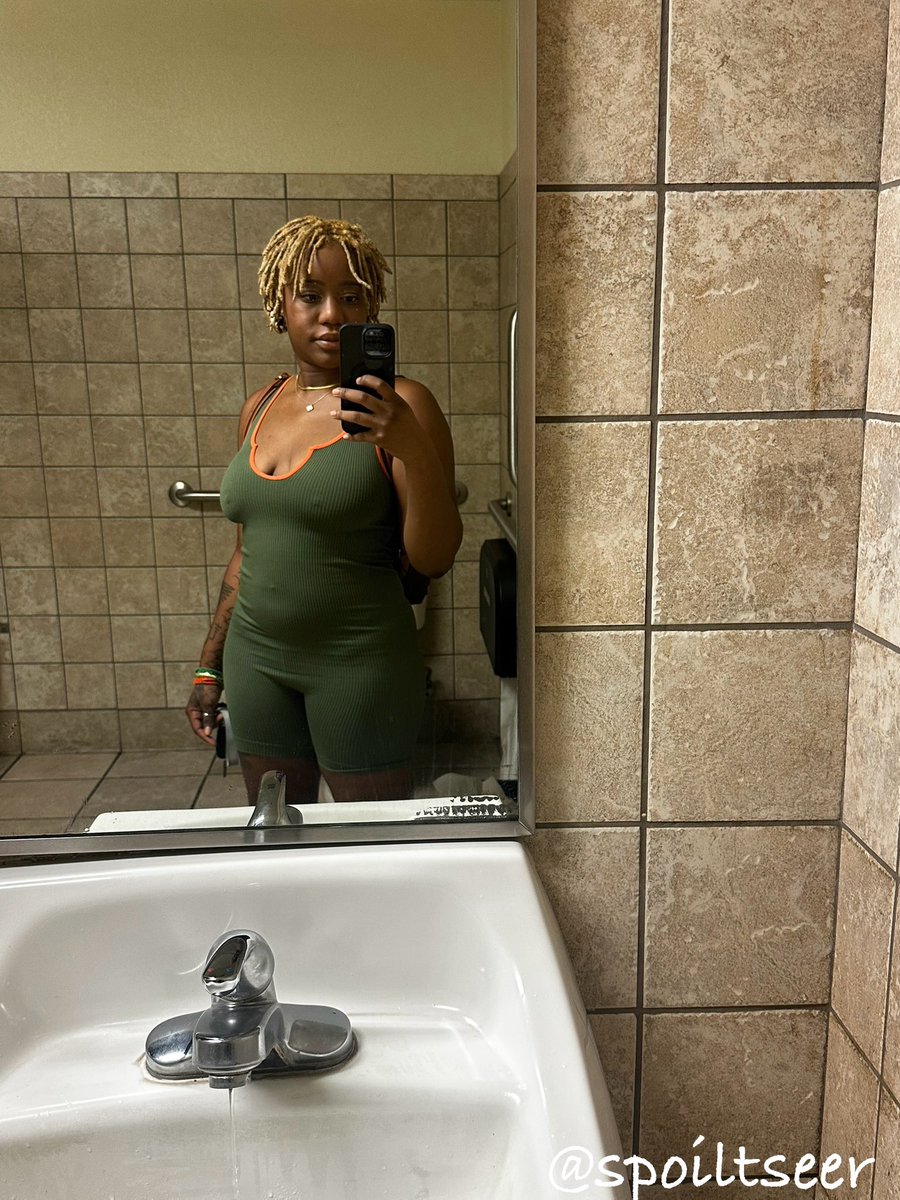 spoiltseer's tweet photo. Had 2 potty 🫢 https://t.co/eXNVGajVVi
