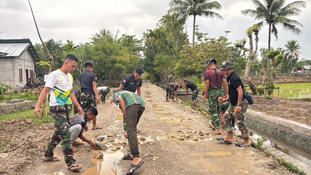 1605Kodim's tweet photo. Personel Satgas TMMD 129 Kodim 1605/Belu bahu-membahu menuntaskan sasaran fisik utama, yakni peningkatan Jalan Usaha Tani (JUT) di Desa Naas, Kecamatan Malaka Barat, Kabupaten Malaka, Senin (27/7/2026). https://t.co/i6yN3BT2Qh