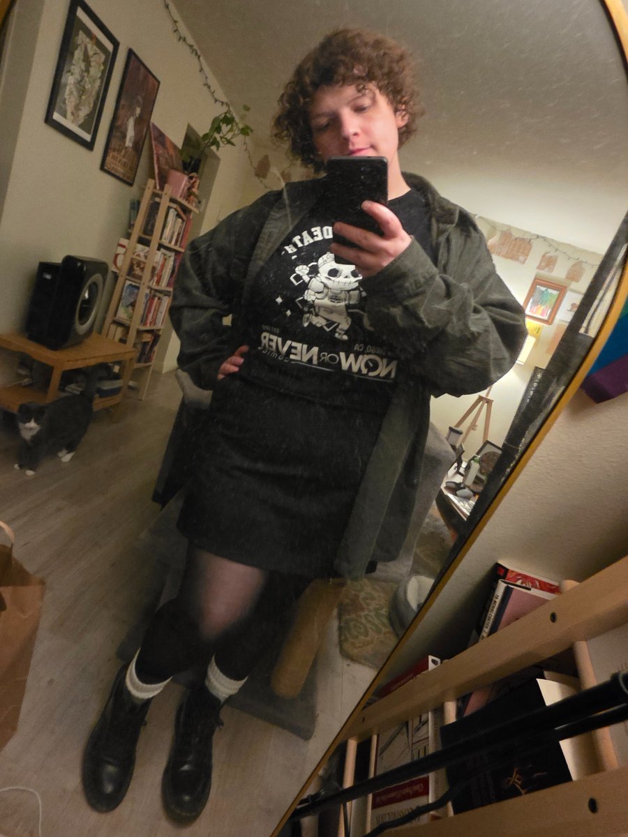 roxiethorne's tweet photo. I got home at like 2am after hanging out with some friends during comic con but the fit was cute https://t.co/1nrPXwoBRW
