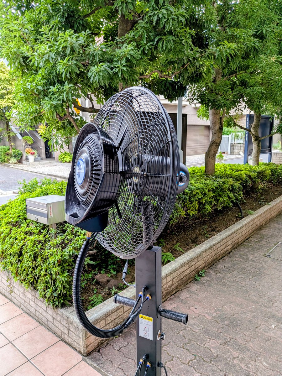miyamomo_chokai's tweet photo. 暑さ対策「ミスト扇風機」登場！
以前スポットクーラーをシアターで使ったことを投稿。実は桃園区民活動センターの堀田所長はこのときミスト扇風機やサーキュレーター等も一緒に購入。購入したもう一つの目的は災害時の避難所に熱中症(暑さ)対策のために購入したことを聞いてスゴイと思いました。 https://t.co/qBPd4dblIQ