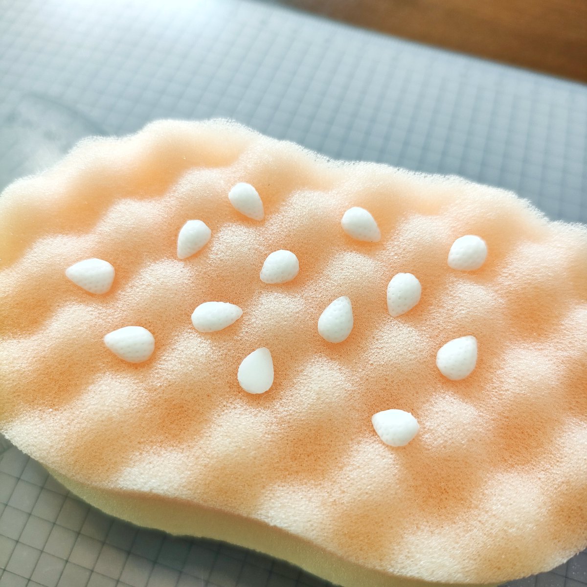 neno715's tweet photo. いちごの数が足りないことに気がついたので、追加でこねこね…
また同じ工程を繰り返していきます🥹

ご注文くださった方ありがとうございました✨
発送準備が整い次第お送りいたします！
お休み中にもご注文くださった方々につきましても、心から感謝申し上げます🙇‍♀️🍀✨ https://t.co/TfICCKz6lq