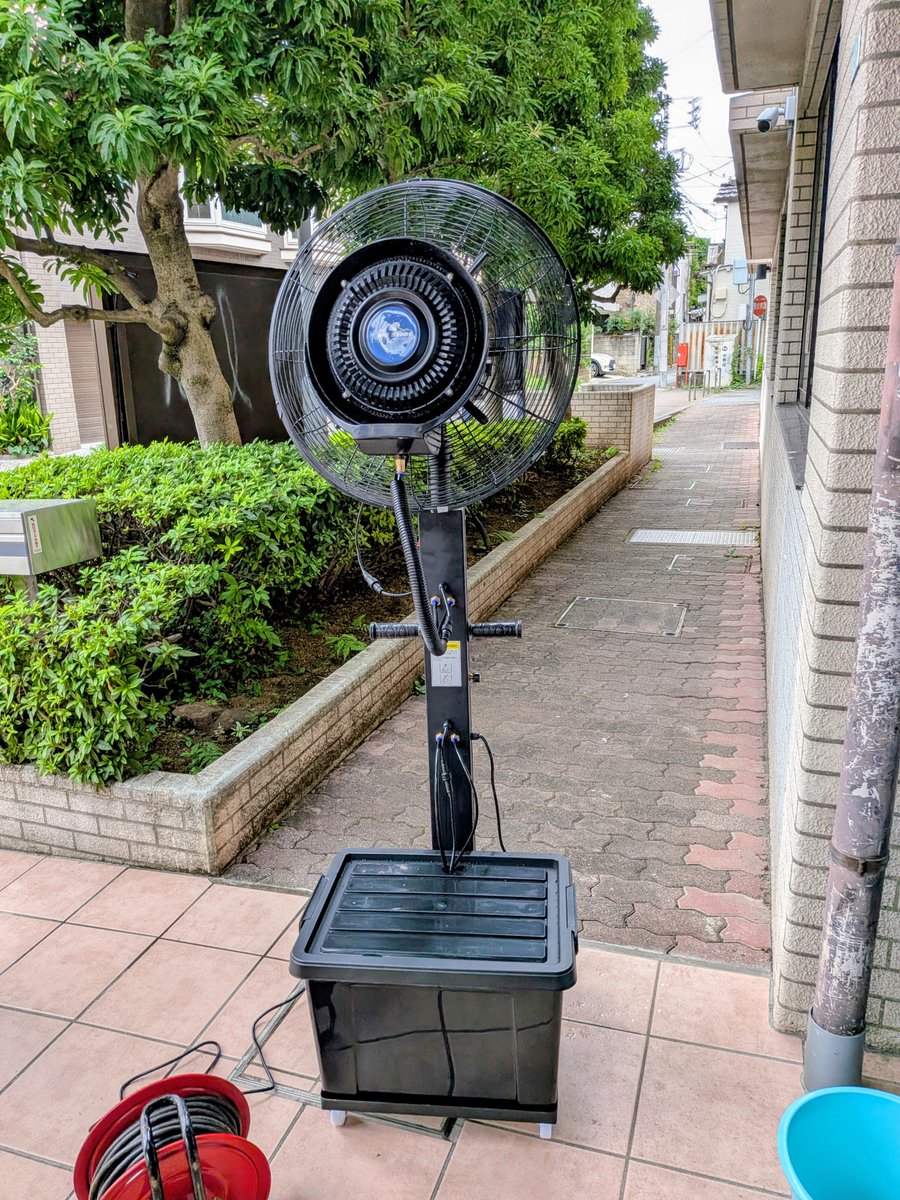 miyamomo_chokai's tweet photo. 暑さ対策「ミスト扇風機」登場！
以前スポットクーラーをシアターで使ったことを投稿。実は桃園区民活動センターの堀田所長はこのときミスト扇風機やサーキュレーター等も一緒に購入。購入したもう一つの目的は災害時の避難所に熱中症(暑さ)対策のために購入したことを聞いてスゴイと思いました。 https://t.co/qBPd4dblIQ