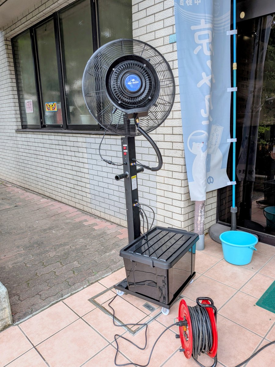 miyamomo_chokai's tweet photo. 暑さ対策「ミスト扇風機」登場！
以前スポットクーラーをシアターで使ったことを投稿。実は桃園区民活動センターの堀田所長はこのときミスト扇風機やサーキュレーター等も一緒に購入。購入したもう一つの目的は災害時の避難所に熱中症(暑さ)対策のために購入したことを聞いてスゴイと思いました。 https://t.co/qBPd4dblIQ