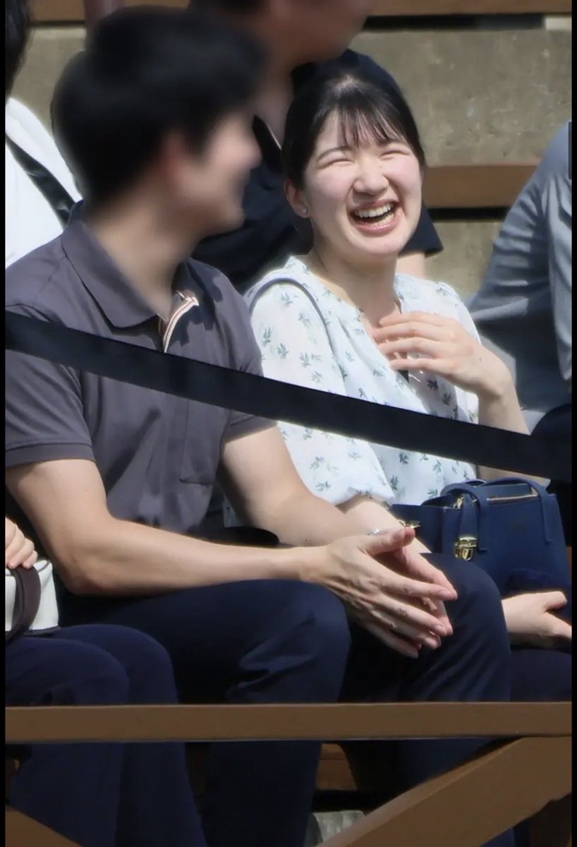 chuzaiina's tweet photo. 《両陛下と離れたお席で…》愛子さま　“幼なじみの男の子”と「輝く笑顔の親密交流25分間」（女性自身より）
.
いい笑顔やな〜☺️

2人とも背高い？と思ったら
幼なじみのHさんは身長185cmやって
愛子内親王は160cm代前半くらいか？

愛子さまは今年で25歳！
無粋な記事が出てくる"お年頃"か🤔 https://t.co/r75mdDVJMc