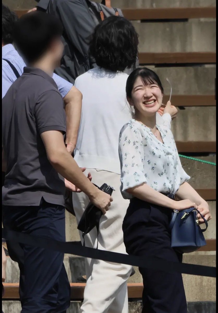 chuzaiina's tweet photo. 《両陛下と離れたお席で…》愛子さま　“幼なじみの男の子”と「輝く笑顔の親密交流25分間」（女性自身より）
.
いい笑顔やな〜☺️

2人とも背高い？と思ったら
幼なじみのHさんは身長185cmやって
愛子内親王は160cm代前半くらいか？

愛子さまは今年で25歳！
無粋な記事が出てくる"お年頃"か🤔 https://t.co/r75mdDVJMc