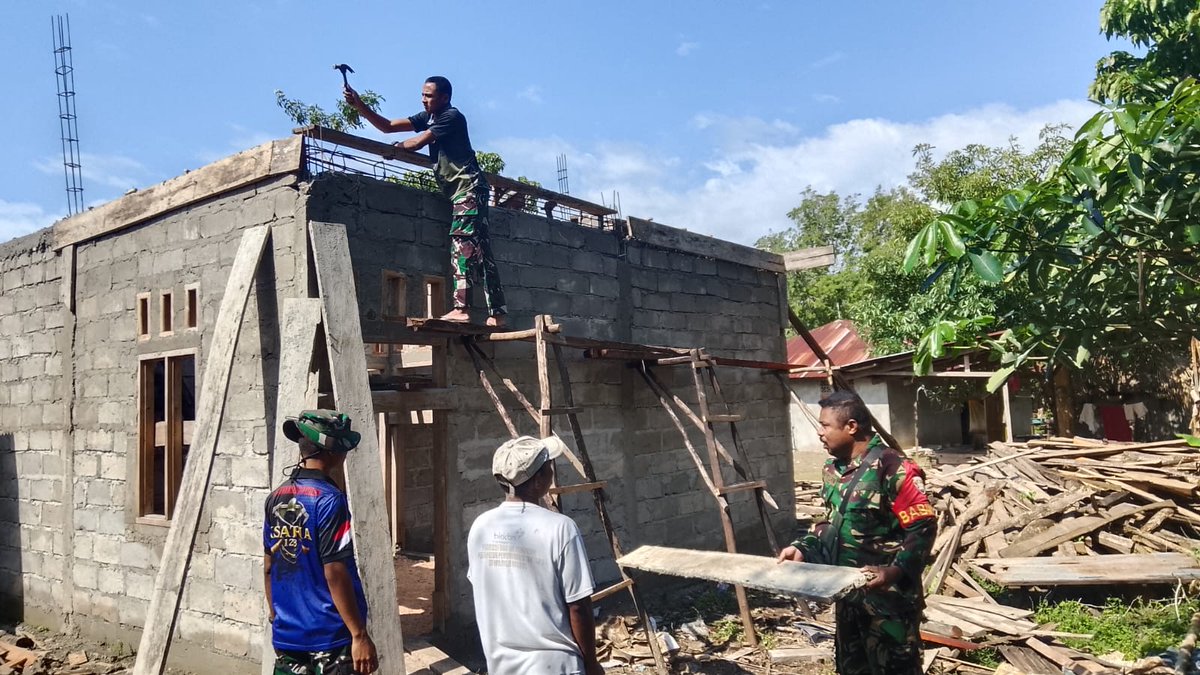 1605Kodim's tweet photo. Satgas TMMD Kodim 1605/Belu bersama warga terus memaksimalkan pengerjaan sasaran tambahan. Salah satu yang menjadi fokus utama adalah renovasi RTLH sebagai program unggulan TNI AD di Desa Kateri, Kecamatan Malaka Tengah, Kabupaten Malaka, Senin (27/7/2026). https://t.co/TCyjavhCwN