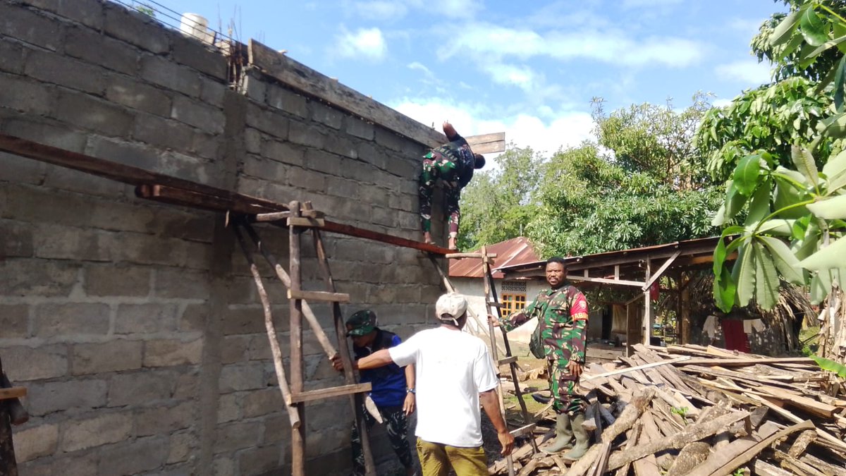 1605Kodim's tweet photo. Satgas TMMD Kodim 1605/Belu bersama warga terus memaksimalkan pengerjaan sasaran tambahan. Salah satu yang menjadi fokus utama adalah renovasi RTLH sebagai program unggulan TNI AD di Desa Kateri, Kecamatan Malaka Tengah, Kabupaten Malaka, Senin (27/7/2026). https://t.co/TCyjavhCwN
