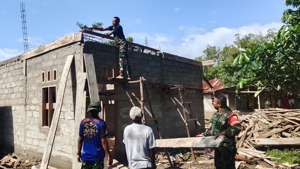 1605Kodim's tweet photo. Satgas TMMD Kodim 1605/Belu bersama warga terus memaksimalkan pengerjaan sasaran tambahan. Salah satu yang menjadi fokus utama adalah renovasi RTLH sebagai program unggulan TNI AD di Desa Kateri, Kecamatan Malaka Tengah, Kabupaten Malaka, Senin (27/7/2026). https://t.co/TCyjavhCwN