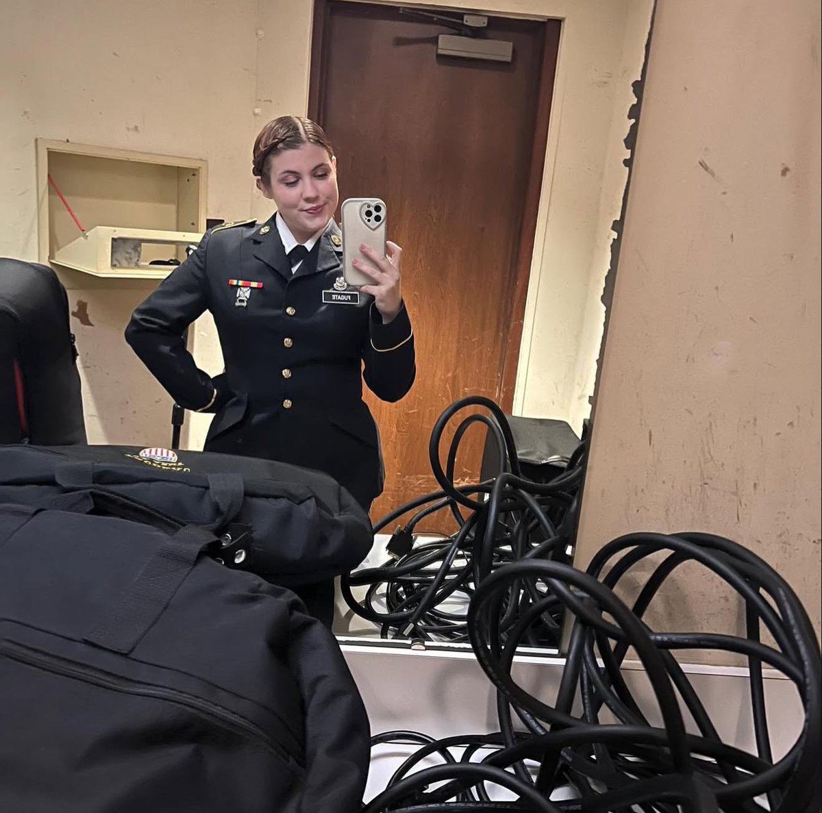 salinarenee44's tweet photo. What I love most about my job is when I get on stage with my band men to create sweet melodies🥰😇. #usarmy #armyvocalist #bandmen https://t.co/hGpGN2AeX4