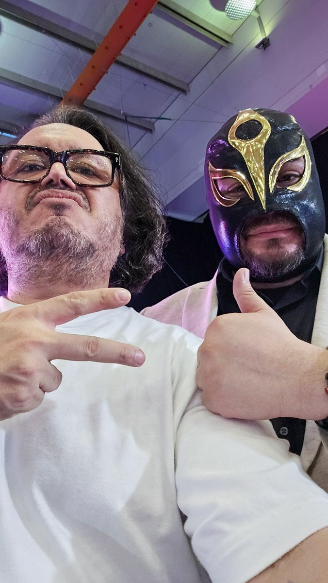 AngelFreak_'s tweet photo. Ya con más tranquilidad, les cuento que hice un compita nuevo de la puritita ciudad en #SFactorX3 este año.
Me dicen que le mueve a esto del micrófono.
@Colt_MX
#fgc https://t.co/WB0cfGli8u