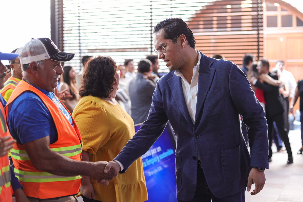 JosueGro's tweet photo. Me llena de orgullo que Corregidora haya recibido la Escoba de Platino, un reconocimiento internacional que refleja el esfuerzo de quienes todos los días trabajan para mantener nuestro municipio limpio, ordenado y en las mejores condiciones.

Este logro también nos impulsa a seguir innovando. Por eso instalaremos 15 papeleras inteligentes en las zonas de mayor afluencia, con tecnología que permitirá separar residuos y hacer más eficiente su recolección.

Este reconocimiento es de todas y todos. Sigamos haciendo equipo, cuidando nuestras calles y espacios públicos para que Corregidora continúe siendo un municipio del que nos sintamos orgullosos.
#APasoFirme