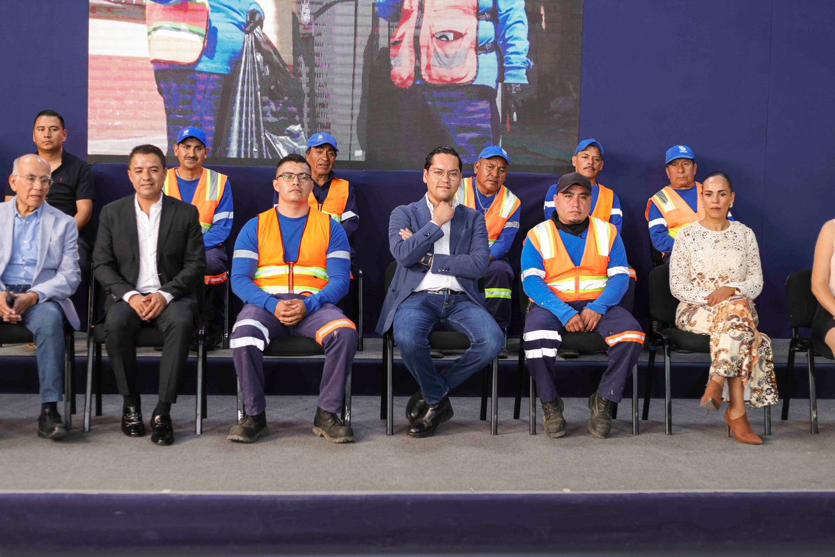JosueGro's tweet photo. Me llena de orgullo que Corregidora haya recibido la Escoba de Platino, un reconocimiento internacional que refleja el esfuerzo de quienes todos los días trabajan para mantener nuestro municipio limpio, ordenado y en las mejores condiciones.

Este logro también nos impulsa a seguir innovando. Por eso instalaremos 15 papeleras inteligentes en las zonas de mayor afluencia, con tecnología que permitirá separar residuos y hacer más eficiente su recolección.

Este reconocimiento es de todas y todos. Sigamos haciendo equipo, cuidando nuestras calles y espacios públicos para que Corregidora continúe siendo un municipio del que nos sintamos orgullosos.
#APasoFirme