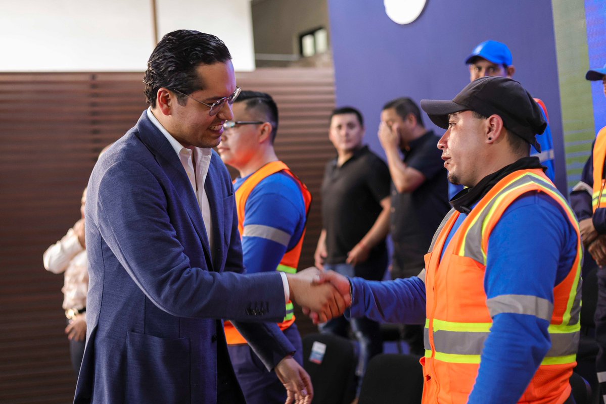 JosueGro's tweet photo. Me llena de orgullo que Corregidora haya recibido la Escoba de Platino, un reconocimiento internacional que refleja el esfuerzo de quienes todos los días trabajan para mantener nuestro municipio limpio, ordenado y en las mejores condiciones.

Este logro también nos impulsa a seguir innovando. Por eso instalaremos 15 papeleras inteligentes en las zonas de mayor afluencia, con tecnología que permitirá separar residuos y hacer más eficiente su recolección.

Este reconocimiento es de todas y todos. Sigamos haciendo equipo, cuidando nuestras calles y espacios públicos para que Corregidora continúe siendo un municipio del que nos sintamos orgullosos.
#APasoFirme