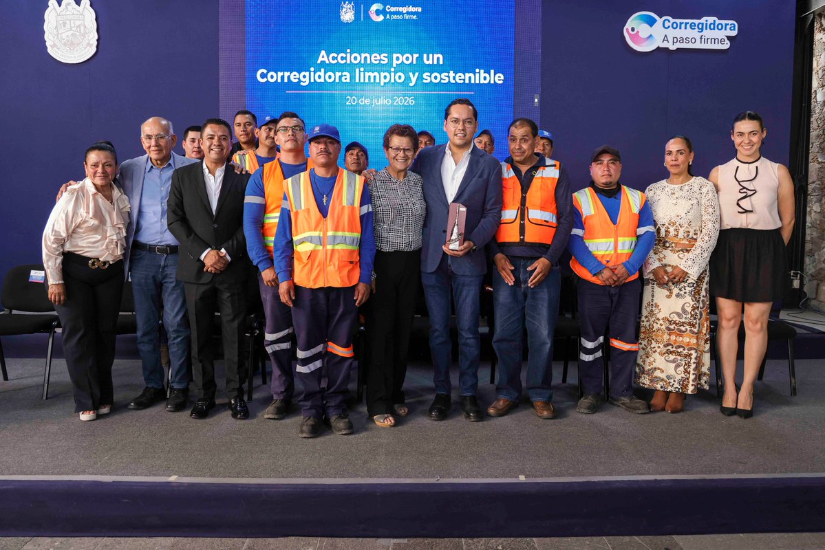 JosueGro's tweet photo. Me llena de orgullo que Corregidora haya recibido la Escoba de Platino, un reconocimiento internacional que refleja el esfuerzo de quienes todos los días trabajan para mantener nuestro municipio limpio, ordenado y en las mejores condiciones.

Este logro también nos impulsa a seguir innovando. Por eso instalaremos 15 papeleras inteligentes en las zonas de mayor afluencia, con tecnología que permitirá separar residuos y hacer más eficiente su recolección.

Este reconocimiento es de todas y todos. Sigamos haciendo equipo, cuidando nuestras calles y espacios públicos para que Corregidora continúe siendo un municipio del que nos sintamos orgullosos.
#APasoFirme