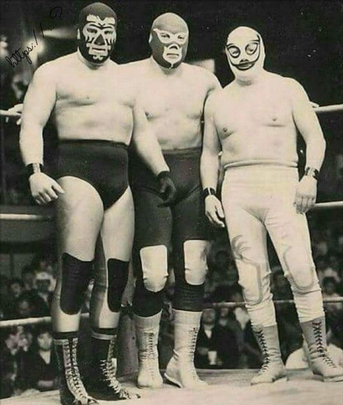 LuchaLibreYYa's tweet photo. ¡Tercia de ases! Mano Negra, Aníbal y Gallo Tapado. #FotoDelRecuerdo https://t.co/pTUTBIpGJ3