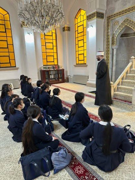 tourouken555's tweet photo. 小中学生に無理やりイスラムのモスクを見学させるくらいなら、
日本のお寺を見学させた方が断然いい

って思う人✋ https://t.co/rX09UEJiE6