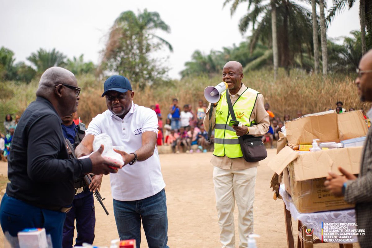 MinPrKC's tweet photo. Muanda | Santé
Le ministre prov de la Santé, Jean Ndombasi, a remis des médicaments, intrants et équipements médicaux aux centres de santé de Tshiende et Lunga pour améliorer l’accès aux soins dans le secteur de la Mer. Une initiative saluée par les autorités et la population. https://t.co/wYXvgQqjUW