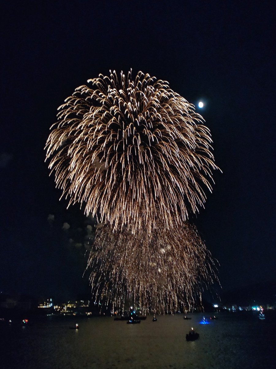 doramicchitter's tweet photo. ナイフがないからって、船の上でみんなでフォークでつっついてたべましたー！
ズコットチーズケーキ
見た目でテンション上がります！！
 #ポミー https://t.co/TTWHVFjQSb