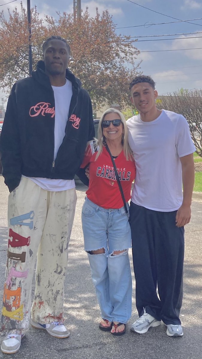 Cardsgirl88's tweet photo. Trying to get my followers back… @Cardsgirl8 was HACKED! I am @cardsgirl88 now 😭
Please retweet if you can 🤞🏻 #gocards https://t.co/AXH0an5Ksq