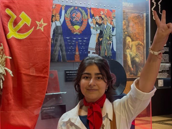 VicenteLopez007's tweet photo. Una camarada en el museo soviético. https://t.co/fMSHpN73iL