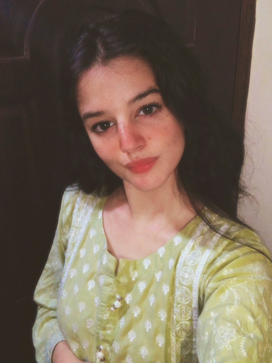 NimraQueens's tweet photo. Whatsapp ya Facebook? https://t.co/V094XjKeYI
