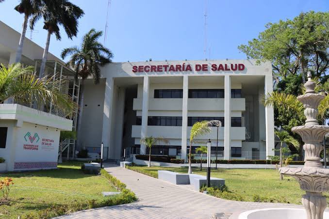 GabyCoutino's tweet photo. Detienen a funcionarios del @ChiapasGobierno. En @SSaludChiapas son dos: Rosario Esmeralda “N” y Sonely “N” por “ejercicio ilegal del servicio. En #ICHEJA también dos; Luis Manuel “N” y Lidia Isabel “N”. Información en proceso https://t.co/a6W9ru9rIx
