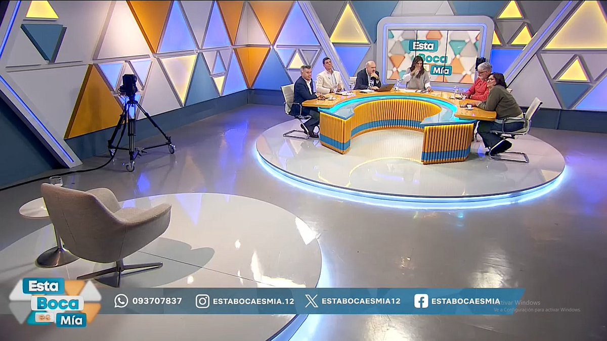 DMoreirauy's tweet photo. ¿Que les parece el nuevo diseño de logo y el escenario de @Estabocaesmia12? Personalmente éste logo no es de mi agrado, y sobre el escenario no está nada mal.

Lo que si varios notaron es que ya no se ven a los camarógrafos, y que están mucho más apretados los panelistas.

@tvshowuy @vascoosss @SilvanaDFrances