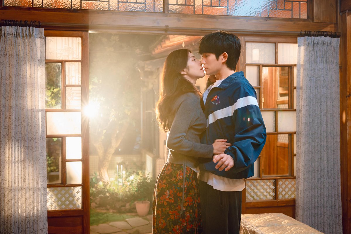 NetflixKR's tweet photo. 달콤하고도 위험한 ‘엿’같은 케미의 시작 💖

설렘 찐득 로맨틱 코미디 <이런 엿같은 사랑>, 8월 7일 공개. 오직 넷플릭스에서. https://t.co/ggVRmml5l9