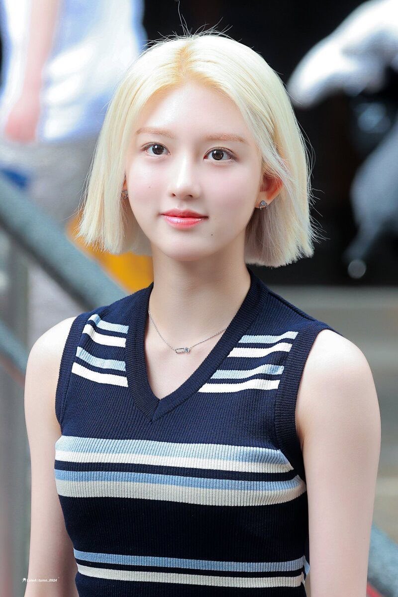 kissnmixx's tweet photo. No one gets blonde gaeul bob like I do https://t.co/vT6Y7orXiX