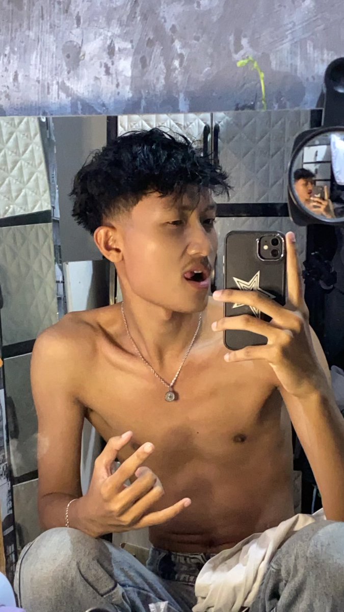 CCcrunch_'s tweet photo. Habis mandi jangan lupa pake lotion kawan, ada yang mau makein?? #gaysemarang https://t.co/Gwt2IHKDiX