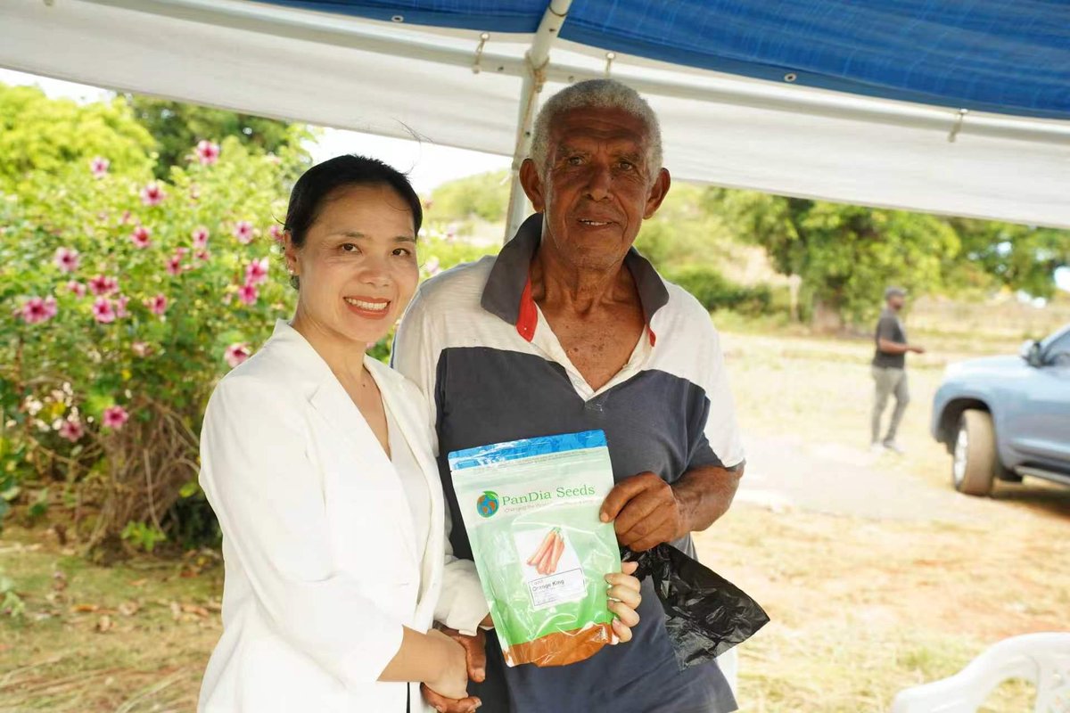 AmbWangJinfeng's tweet photo. With J$670,000 worth of fertilisers and seeds donated to needy farmers in St. Elizabeth, the Chinese Embassy @ChinaEmbJA  continues to support Jamaica's reconstruction efforts. 🌱

Local farmers said the friendship "feels like family". 

🔗https://t.co/fdvJFW5aaX https://t.co/wWhRu1kkKT