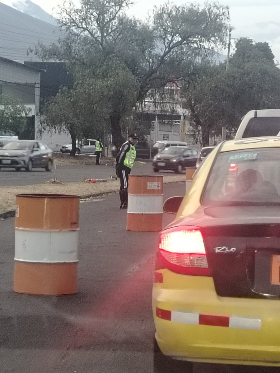 santymory's tweet photo. @WilsonMerinoR @pabelml @el_telegrafo @MunicipioQuito @ANT_ECUADOR como es tu día de trabajo, "aquí casual observando el tráfico" https://t.co/4PHSPkEwQH