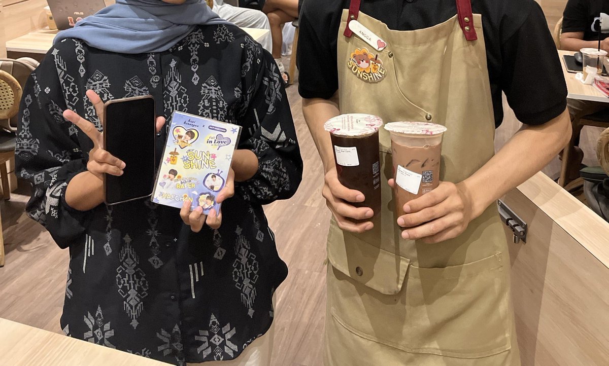 holmesbullet12's tweet photo. Ga expect diajak foto sama barista kopken perkara aku cust terakhir yg beli series gift haechan ini😭 katanya untuk dokumentasi😭😭
"bagus kok kak fotonya, mirip haechan"
"ga di upload kok, utk dokumentasi aja, tp kalo ada muka kakak di ig kopken jgn kaget ya"
GA KUAT😭 https://t.co/G5SkjHXgFH