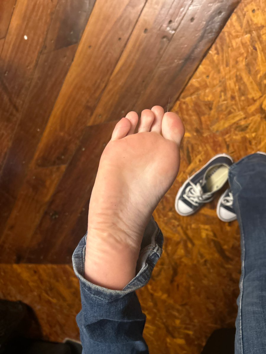 Godlolaxxx's tweet photo. Draining you dumb foot freaks all day and night longgggg today 😘

Findom Feet Soles https://t.co/8ozDxFlmLa