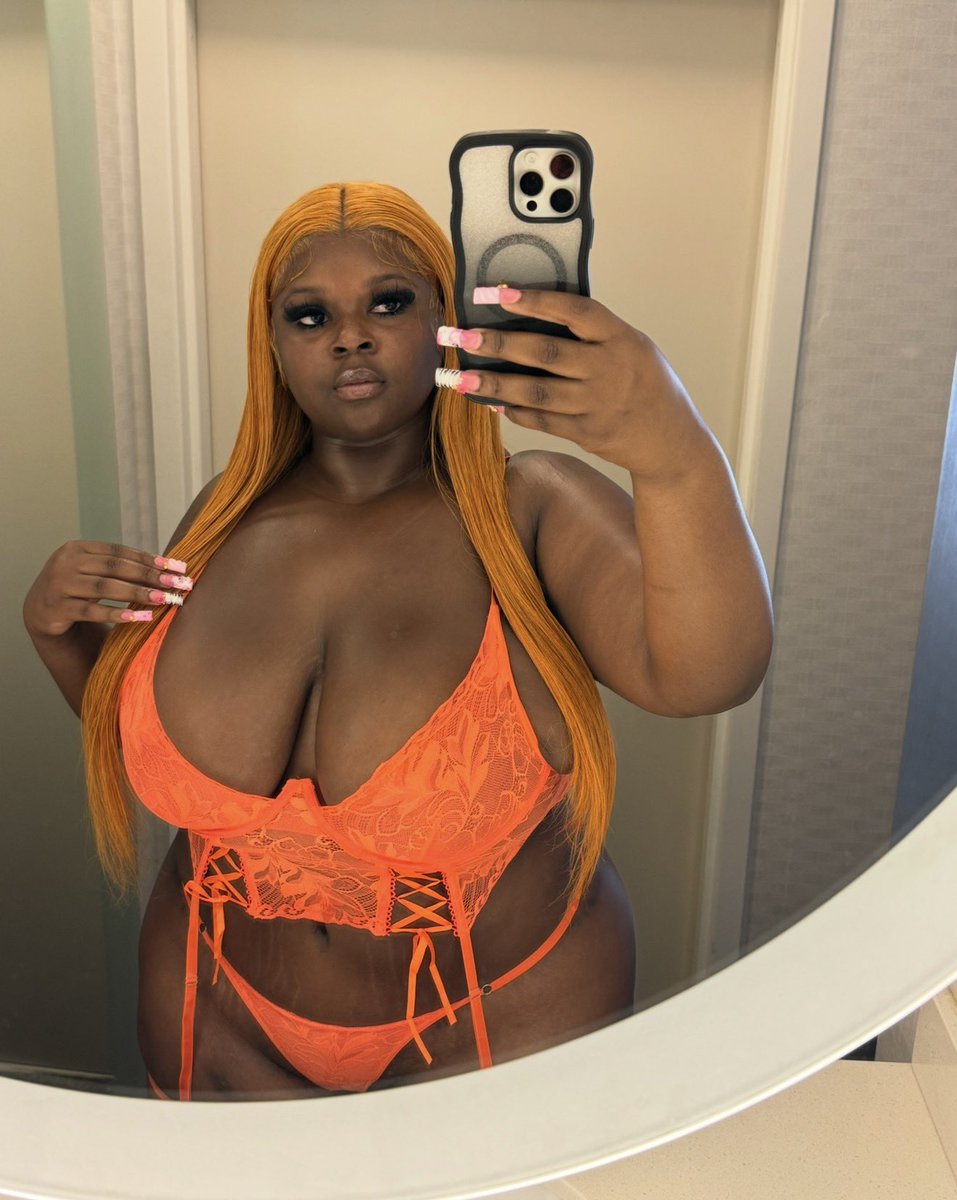 Vonnybbyyy's tweet photo. 🧡✨ Pretty girls make Mondays better. 🍊🤎 https://t.co/pDAB9pYn9t