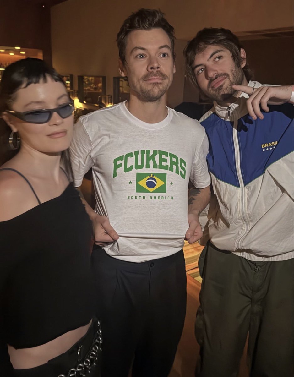 thehsbrasil's tweet photo. Harry e FCUKERS com uma blusa do Brasil! 🇧🇷 https://t.co/xuFVMbccvY