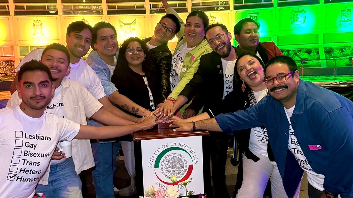 YaajMexico's tweet photo. #VisibilidadEsResistencia 💡🏳️‍⚧️🏳️‍🌈 El orgullo también ilumina las instituciones cuando la memoria, la dignidad y la lucha histórica de nuestras comunidades se reconocen como parte de la vida democrática del país.

🦄🤝En el marco del Día Internacional del Orgullo LGBT+, acompañamos el encendido de luces del @senadomexicano, donde el recinto se iluminó con los colores de la bandera de la diversidad como un acto simbólico para promover una sociedad libre de discriminación por motivos de orientación sexual e identidad de género.