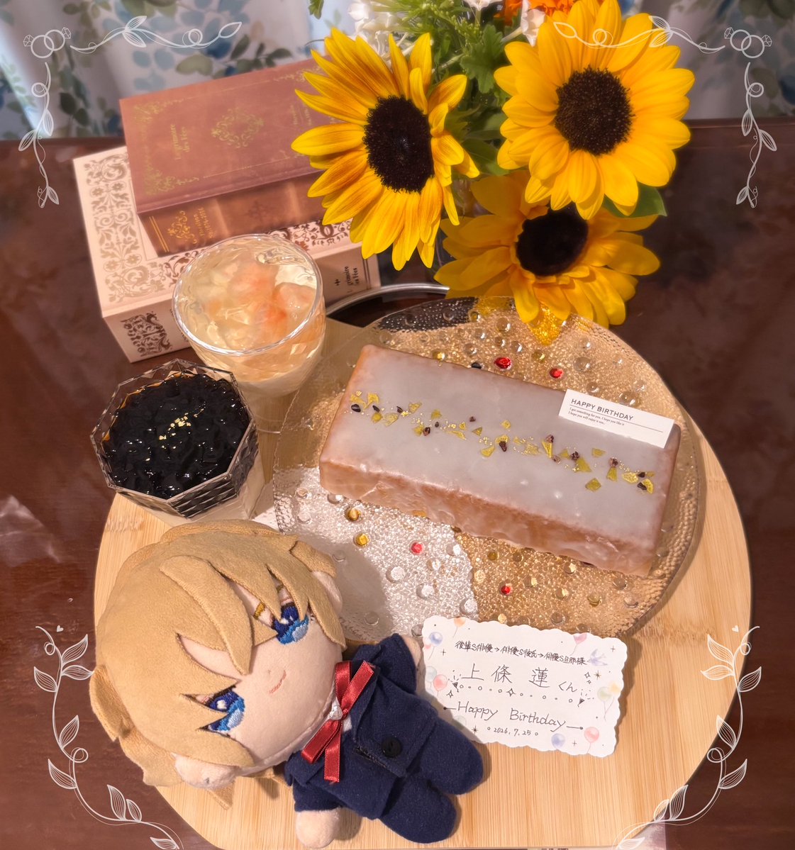 autumoon1816's tweet photo. ぬい蓮くんもお誕生日おめでとう🎉
先日のお祝いをぬい蓮くんとも撮ったのにこの光景を見れたことに大満足して上げ忘れてました。
今年もお祝いできて良かった～～！はー、可愛い🥰🥰
カメラ越しにぬい蓮くんと目が合う瞬間が好きです。
#ちゃいぬい https://t.co/Rl5Htfy6Wu