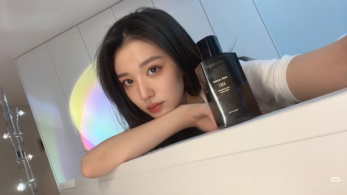 LaChuran99's tweet photo. [Throwback] 220321 ▪︎ Wang Churan Xhs Update 

Spring Perfume Sampling🍃

Some prop setups for at-home photos
How many items can you spot?

#WangChuran #王楚然 https://t.co/cXlE7jyYoq