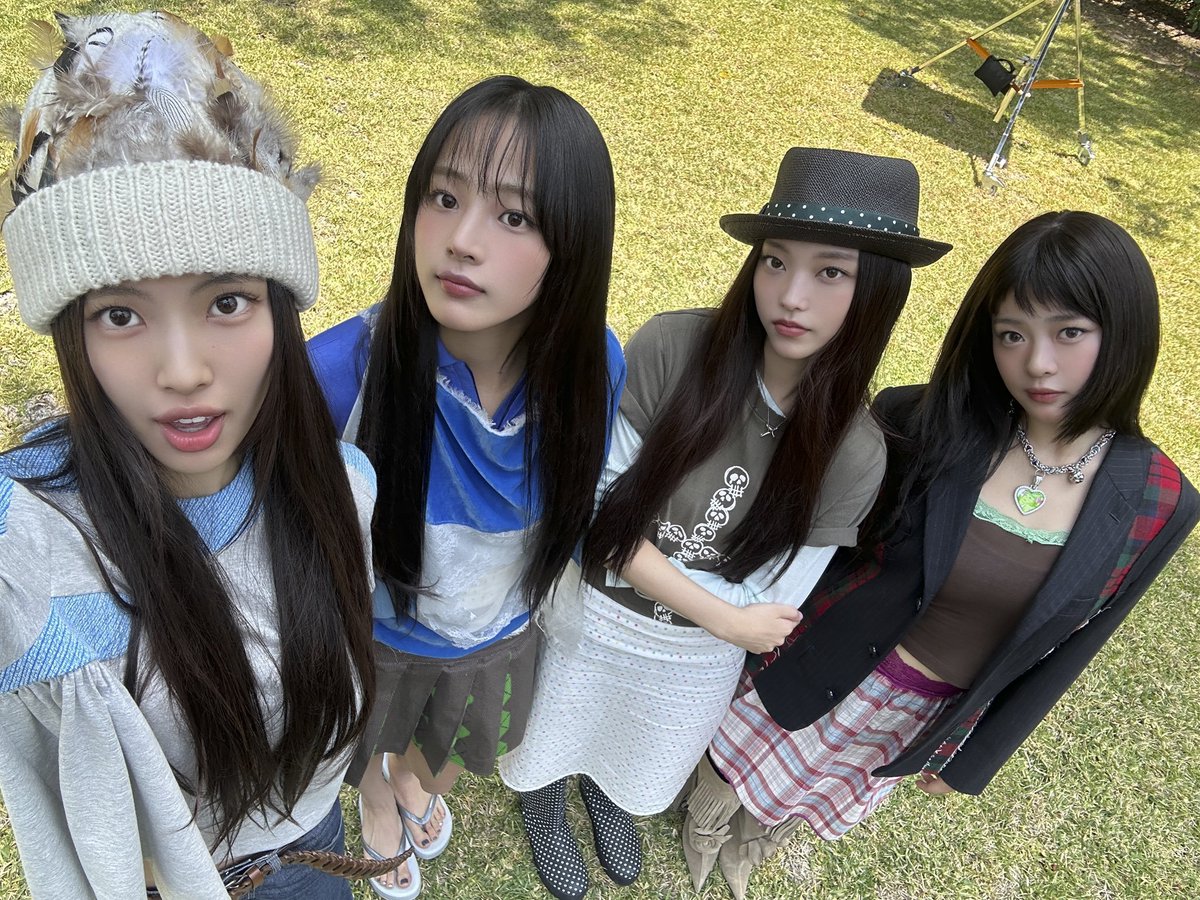 yuriiyunah's tweet photo. let's ask the audience who's still a 5 member group https://t.co/pJTdSkNkFG