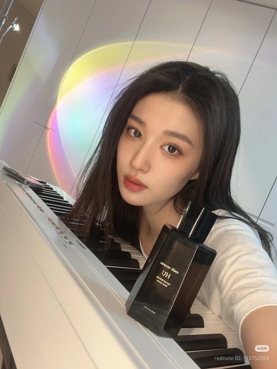 LaChuran99's tweet photo. [Throwback] 220321 ▪︎ Wang Churan Xhs Update 

Spring Perfume Sampling🍃

Some prop setups for at-home photos
How many items can you spot?

#WangChuran #王楚然 https://t.co/cXlE7jyYoq