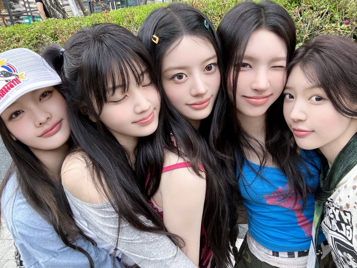 yuriiyunah's tweet photo. let's ask the audience who's still a 5 member group https://t.co/pJTdSkNkFG