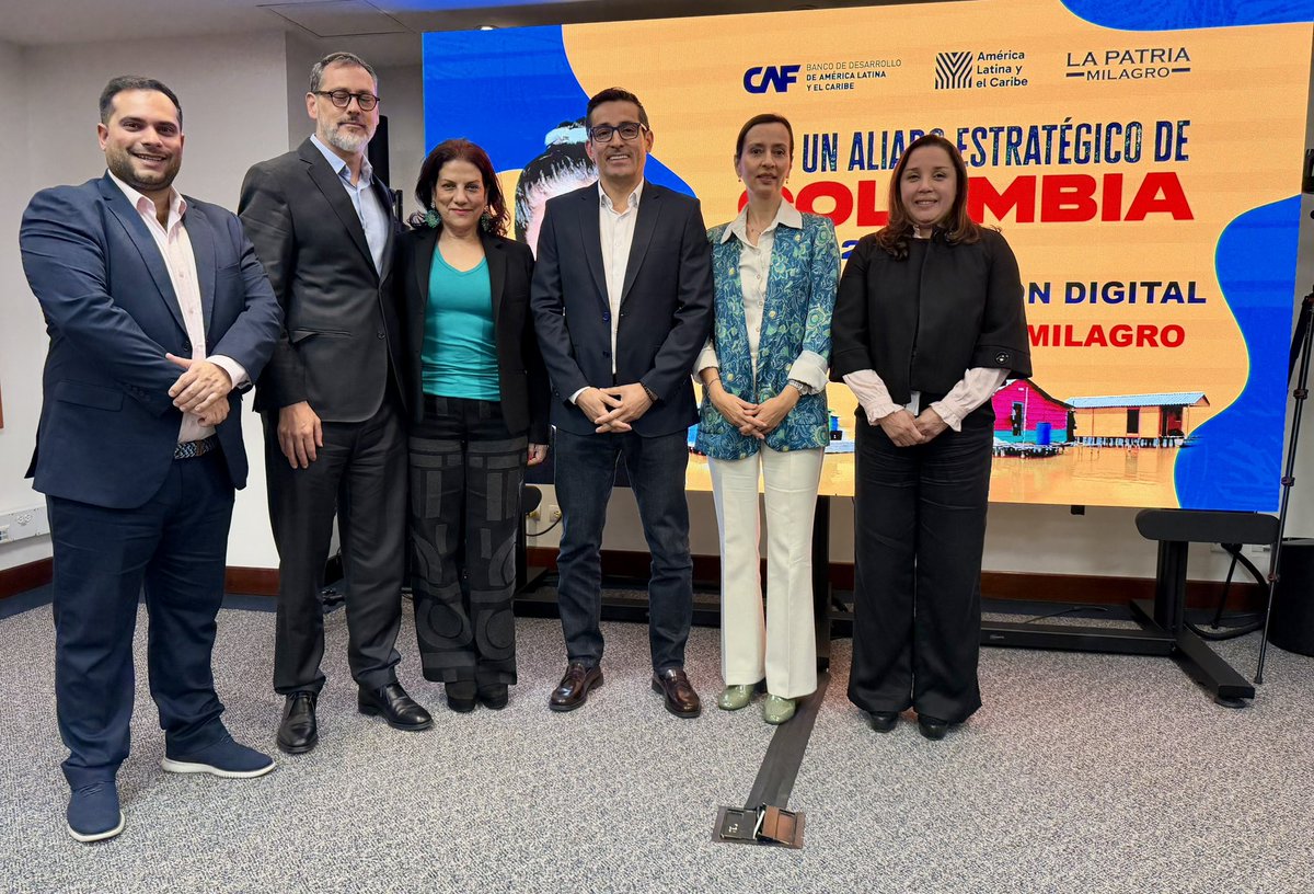 AgendaCAF's tweet photo. 🇨🇴 Rodrigo Peñailillo, representante de CAF en Colombia, y @pablobello, gerente de transformación digital, lideraron por parte de CAF el encuentro con la ministra designada de Tecnologías de la Información y las Comunicaciones de Colombia, @AlexandraFalla.

Este primer acercamiento permitió escuchar las prioridades de su cartera de cara al nuevo gobierno e identificar los espacios en los que podemos sumar desde CAF a la agenda de desarrollo digital del país.

La transformación digital es una de las vías para cerrar brechas, acercar servicios a las personas y ampliar oportunidades en los territorios. Sobre esa base seguiremos trabajando.