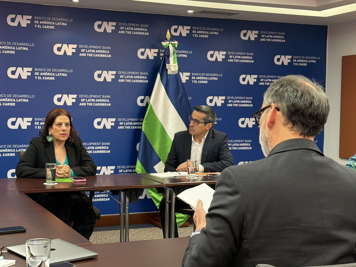AgendaCAF's tweet photo. 🇨🇴 Rodrigo Peñailillo, representante de CAF en Colombia, y @pablobello, gerente de transformación digital, lideraron por parte de CAF el encuentro con la ministra designada de Tecnologías de la Información y las Comunicaciones de Colombia, @AlexandraFalla.

Este primer acercamiento permitió escuchar las prioridades de su cartera de cara al nuevo gobierno e identificar los espacios en los que podemos sumar desde CAF a la agenda de desarrollo digital del país.

La transformación digital es una de las vías para cerrar brechas, acercar servicios a las personas y ampliar oportunidades en los territorios. Sobre esa base seguiremos trabajando.