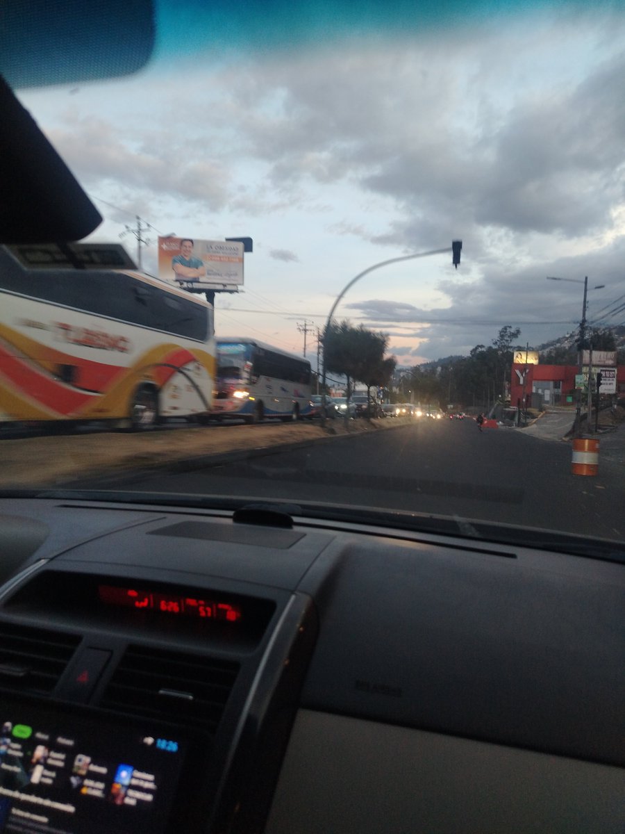 santymory's tweet photo. @WilsonMerinoR @pabelml @el_telegrafo @MunicipioQuito @ANT_ECUADOR No es posible que en 5 km 21 minutos alcalde incompetente!!! Todo sin planificación cerradas las vías alternas, eso no te enseñó mi presi @MashiRafael https://t.co/JCO1lx6EnI