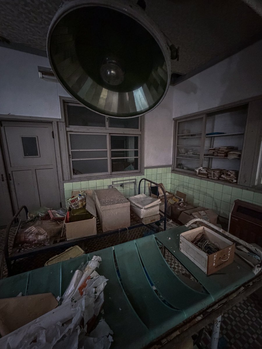 urbex_N's tweet photo. 大きな無影灯が残る廃医院 #廃医院 https://t.co/sL5eUgyOJw