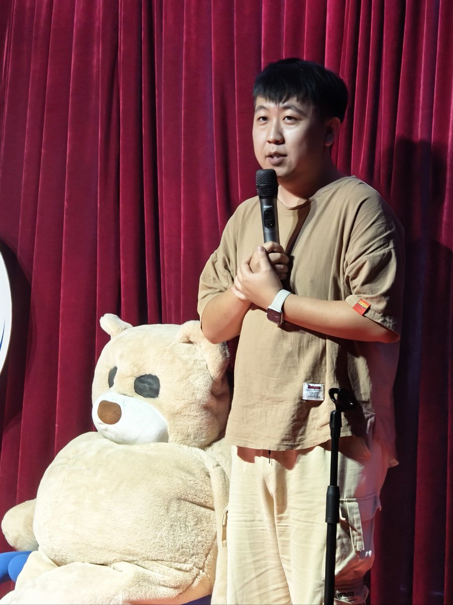 gimchijjigae13's tweet photo. 脱口秀现场笑到直拍大腿！主持人的接梗比我外卖还准时，台下笑声差点掀翻场馆房顶，没人敢信我今天笑出了川普 https://t.co/8NmvCA3zNd